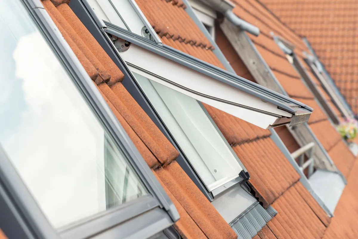 Ramen op slaapkamer kort opengezet voor frisse lucht zonder onnodig warmteverlies in de winter.